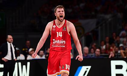 Ο Βεζένκοφ θυμήθηκε το τρελό τρίποντό του στο Game 4 του Ολυμπιακού με τη Ρεάλ Μαδρίτης!