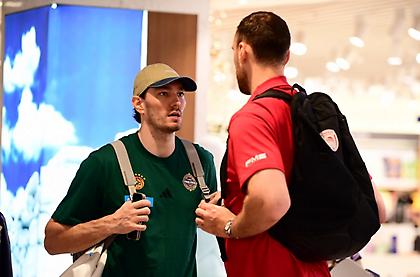 Τετ-α-τετ παικτών Ολυμπιακού & Παναθηναϊκού πριν πετάξουν για Αμπού Ντάμπι