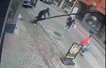 Σοκαριστικό βίντεο στην Πολωνία: Άνδρας ακούμπησε σε κολώνα και αυτή έπεσε πάνω σε περαστική