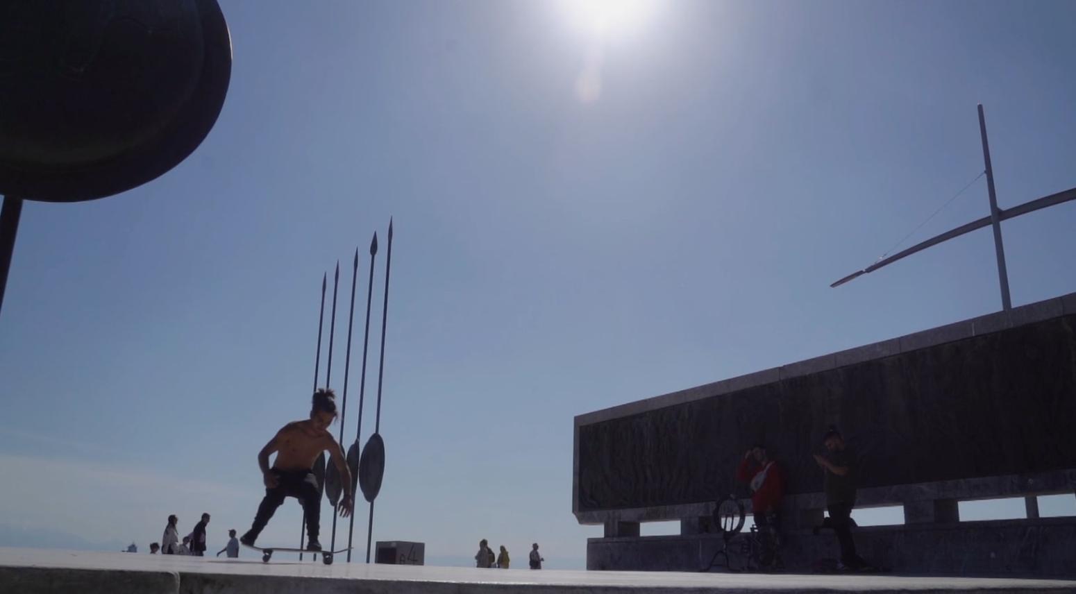 «Όπου Υπάρχει Ελλάδα» στη Θεσσαλονίκη: Η καθημερινότητα των σκεϊτάδων της πόλης