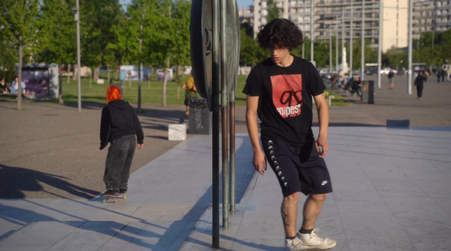 «Όπου Υπάρχει Ελλάδα» στη Θεσσαλονίκη: Η καθημερινότητα των σκεϊτάδων της πόλης