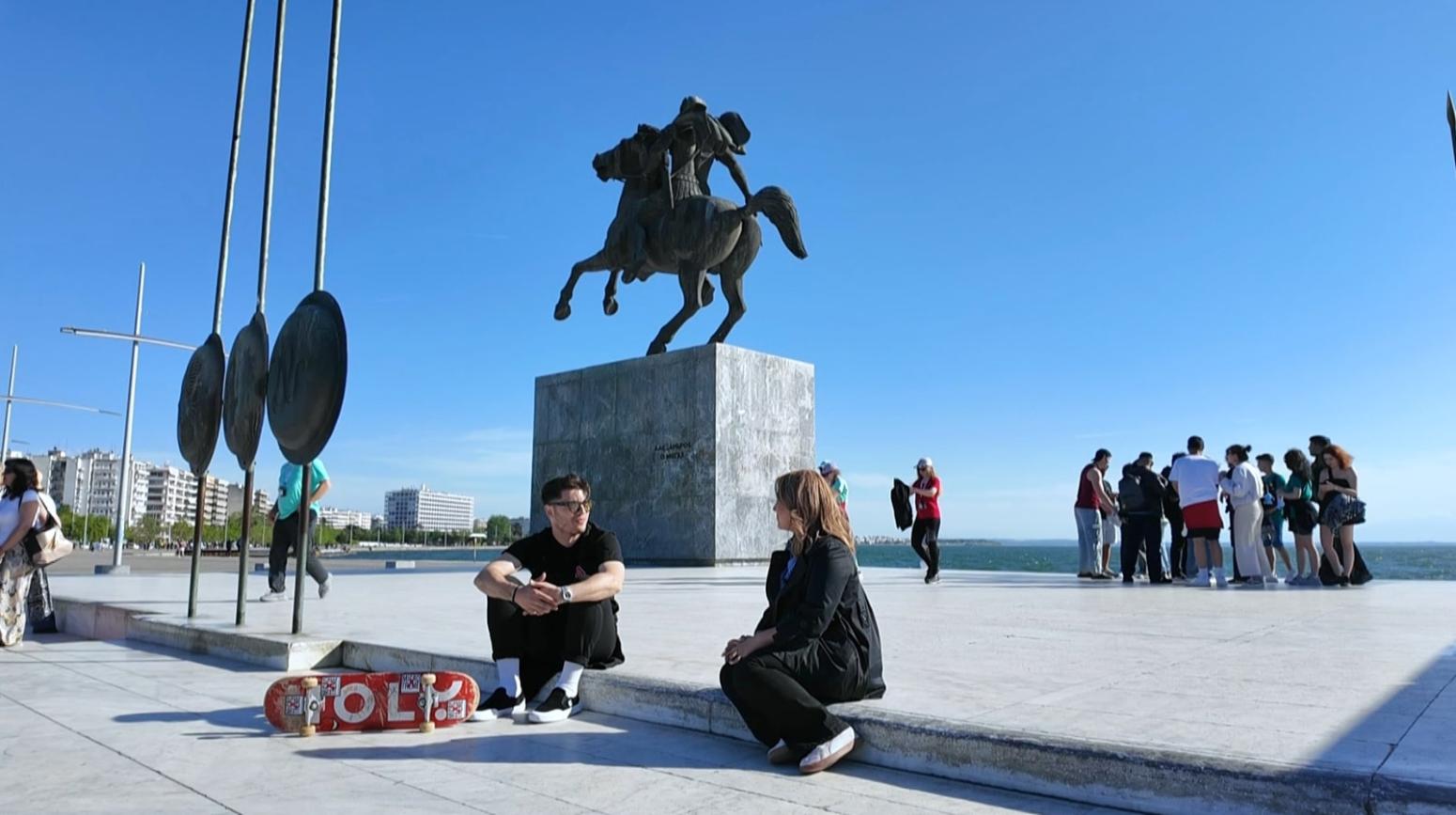 «Όπου Υπάρχει Ελλάδα» στη Θεσσαλονίκη: Η καθημερινότητα των σκεϊτάδων της πόλης