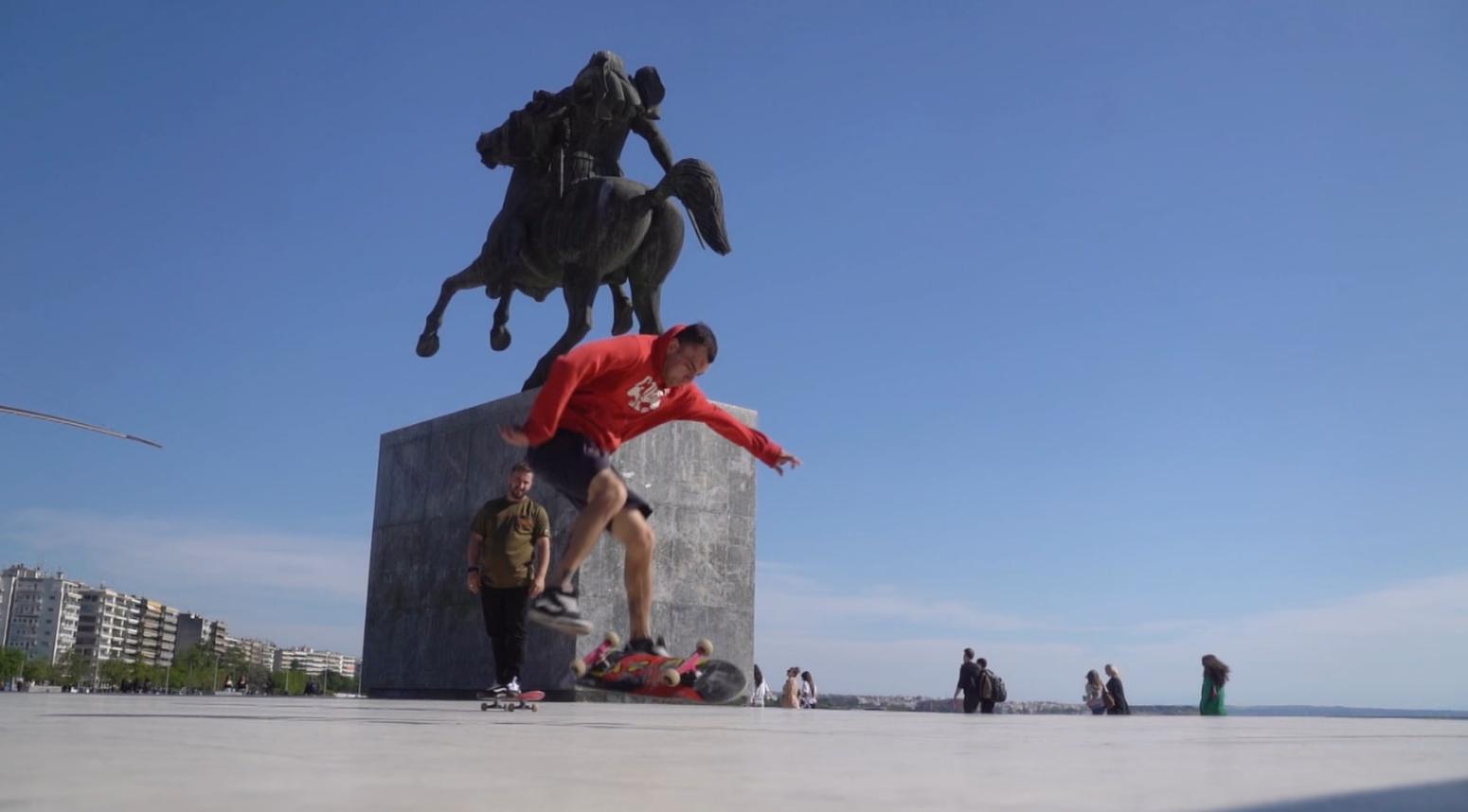 «Όπου Υπάρχει Ελλάδα» στη Θεσσαλονίκη: Η καθημερινότητα των σκεϊτάδων της πόλης