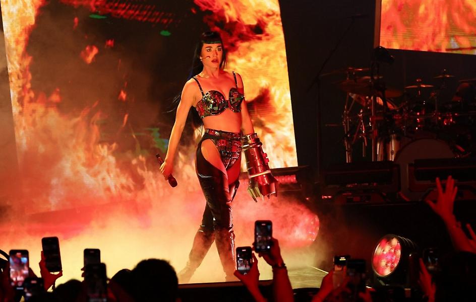 Katy Perry: Γλίτωσε στο τσακ αποκαλυπτικό «ατύχημα», όταν ξεκουμπώθηκε το σουτιέν της on stage
