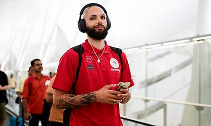 Ολυμπιακός: Η παρακάμερα της «ερυθρόλευκης» άφιξης με άρωμα Ανατολής στο Άμπου Ντάμπι