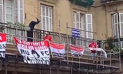 Βάσκος παππούς πήγε να περιλάβει με μαγκούρα οπαδούς της Γιουνάιτεντ που κρέμασαν πανό έξω από το σπίτι του