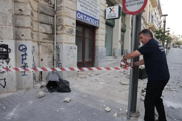 Σεισμός στην Κρήτη: Έπεσαν κομμάτια από κτήριο στην 25ης Αυγούστου, στο Ηράκλειο