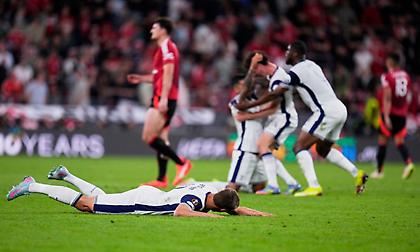 Ξέσπασμα χαράς και… θλίψη: Φωτογραφίες από το απόλυτο κοντράστ συναισθημάτων για Τότεναμ και Μάντσεστερ Γιουνάιτεντ!