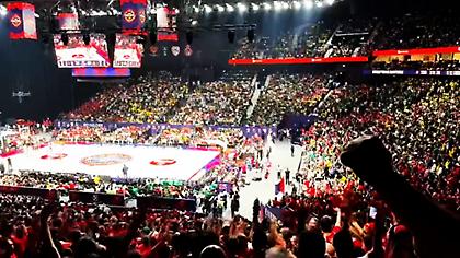 Τρομερές εικόνες από την Etihad Arena: Οπαδοί των Παναθηναϊκού, Ολυμπιακού και Φενέρμπαχτσε κάθονται όλοι μαζί!