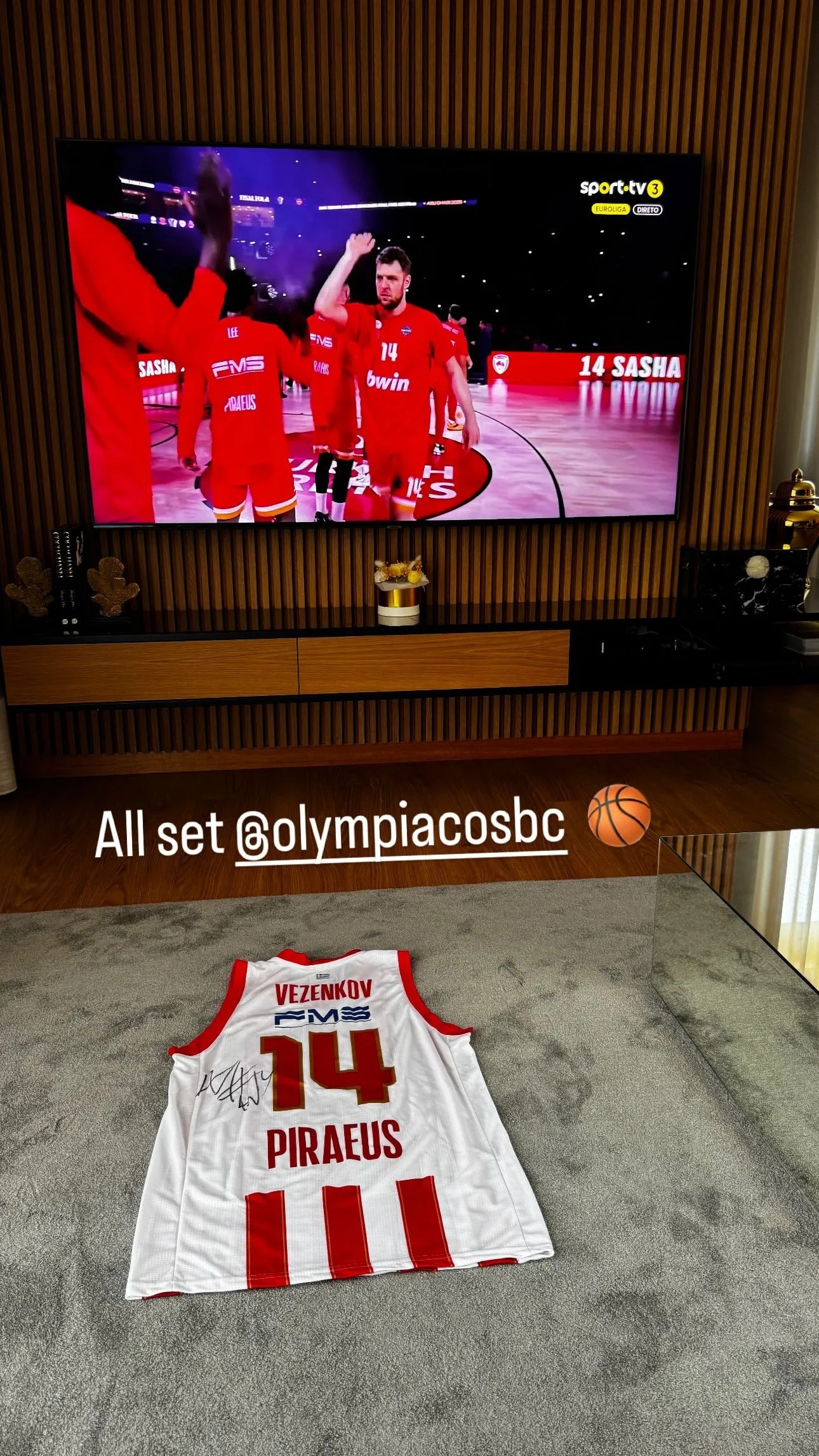 Τσικίνιο: Παρακολουθεί τον ημιτελικό του Ολυμπιακού με τη Μονακό με φανέλα Βεζένκοφ