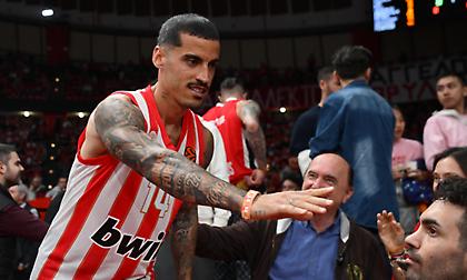 Παρακολουθεί τον ημιτελικό του Ολυμπιακού με τη Μονακό με φανέλα Βεζένκοφ ο Τσικίνιο