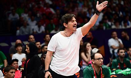 Έδειξε τα μεσαία δάχτυλα στους οπαδούς του Ολυμπιακού ο Γιαννακόπουλος