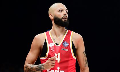 Άστοχος ο Ολυμπιακός στο πρώτο ημίχρονο με τη Μονακό - Ο τρομερός Τζέιμς και ο ηγετικός Φουρνιέ