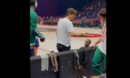 Πήρε θέση στην Etihad Arena και αποθεώθηκε από τους φίλους του Παναθηναϊκού ο Γιαννακόπουλος!