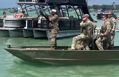 Αμερικανοί καταδρομείς άνοιξαν πυρ σε πολυσύχναστη παραλία της Φλόριντα – Έντρομοι οι λουόμενοι έτρεχαν να σωθούν!