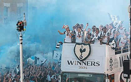 Τότεναμ: Αποθέωση για τον Ποστέκογλου και τα παιδιά του