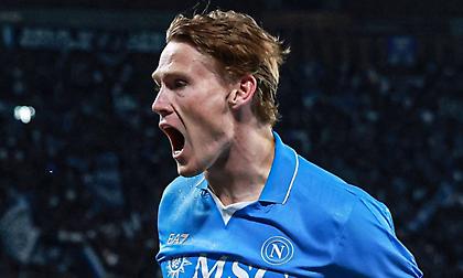 Ο ΜακΤόμινεϊ με απίθανο βολ πλανέ ανοίγει το σκορ και χαρίζει τον τίτλο στη Νάπολι!