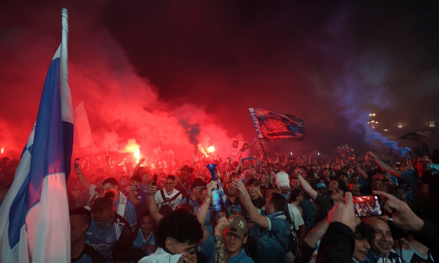 Νάπολι-Κάλιαρι 2-0: Πρωταθλήτρια στην τιτανομαχία με την Ίντερ και η πόλη φλέγεται!