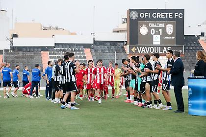 Υπέροχη στιγμή στο Ηράκλειο: Οι παίκτες του ΠΑΟΚ έκαναν pasillo σε εκείνους του Ολυμπιακού!