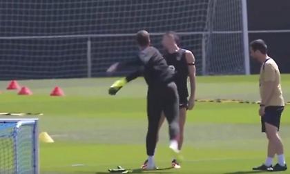 Τα παιδία παίζει στην προπόνηση της Μπαρτσελόνα: Viral τα... μπουκέτα του Σέζνι με τον Λεβαντόφσκι!