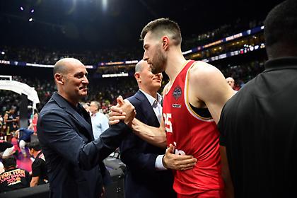 Τα χαμόγελα και τα συγχαρητήρια των προέδρων του Ολυμπιακού στους παίκτες μετά την τρίτη θέση στο Final Four