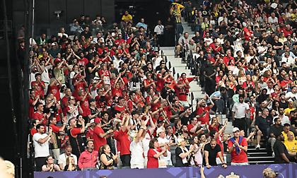 Πάρτι των φίλων του Ολυμπιακού στον τελικό της Ευρωλίγκας - Πήραν τη μάχη της εξέδρας από τους οπαδούς της Φενέρ!