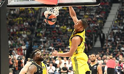 Χολ... on fire με δύο απίθανες φάσεις στο φινάλε του ημιχρόνου του τελικού της Ευρωλίγκας!