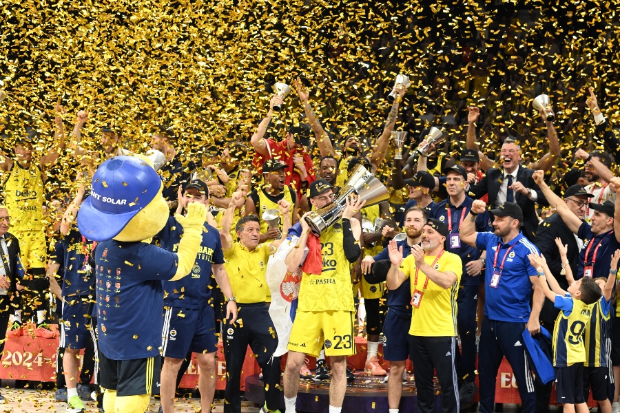 Φενέρ: Βίντεο και εικόνες από την απονομή του βαρύτιμου τροπαίου της Ευρωλίγκας