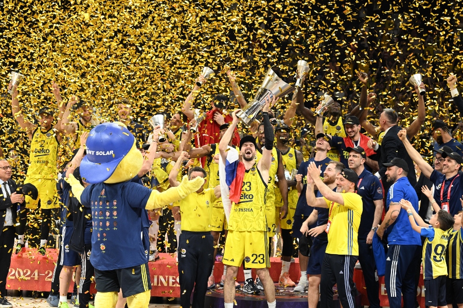 Φενέρ: Βίντεο και εικόνες από την απονομή του βαρύτιμου τροπαίου της Ευρωλίγκας