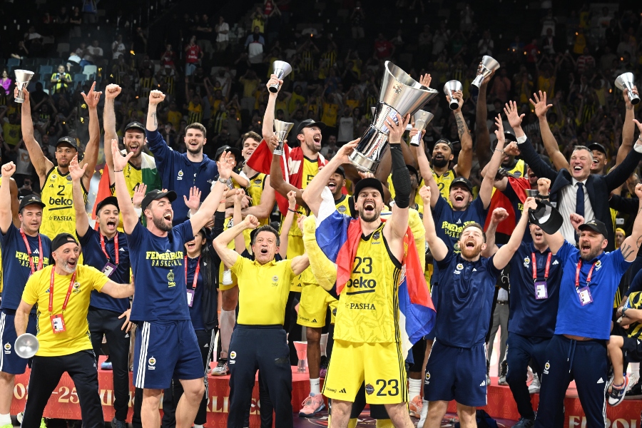 Φενέρ: Βίντεο και εικόνες από την απονομή του βαρύτιμου τροπαίου της Ευρωλίγκας