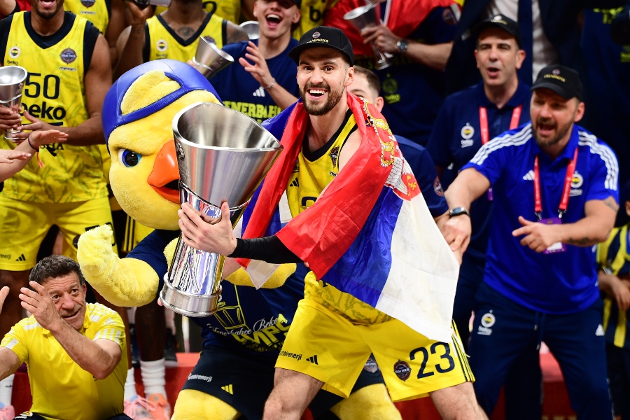 Φενέρ: Βίντεο και εικόνες από την απονομή του βαρύτιμου τροπαίου της Ευρωλίγκας