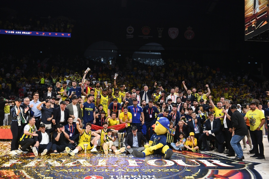 Φενέρ: Βίντεο και εικόνες από την απονομή του βαρύτιμου τροπαίου της Ευρωλίγκας