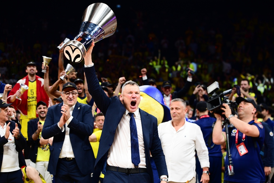 Φενέρ: Βίντεο και εικόνες από την απονομή του βαρύτιμου τροπαίου της Ευρωλίγκας