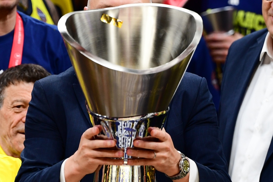 Φενέρ: Βίντεο και εικόνες από την απονομή του βαρύτιμου τροπαίου της Ευρωλίγκας