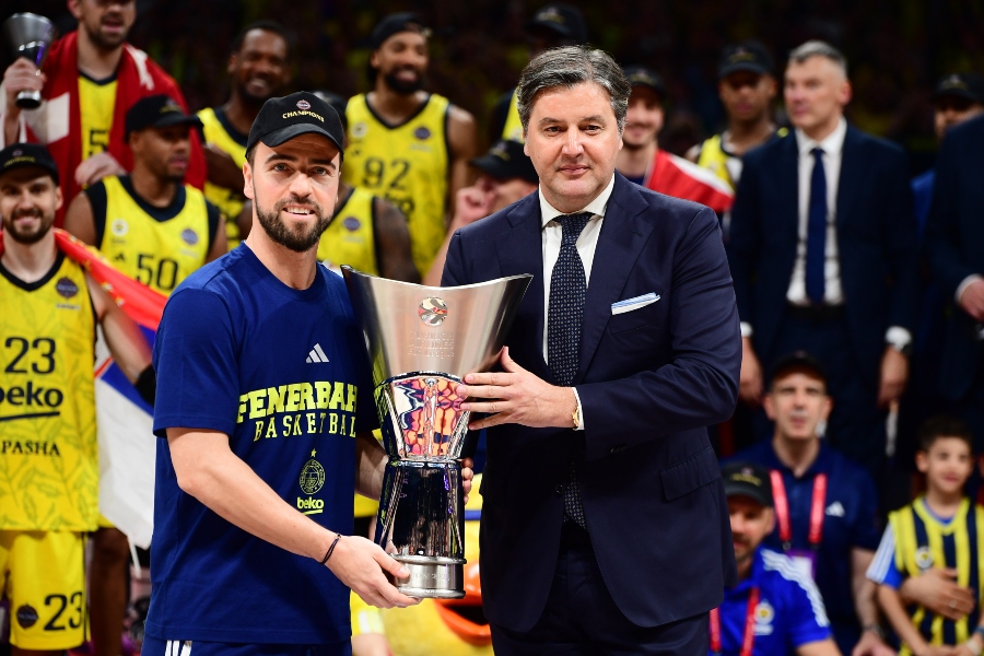 Φενέρ: Βίντεο και εικόνες από την απονομή του βαρύτιμου τροπαίου της Ευρωλίγκας