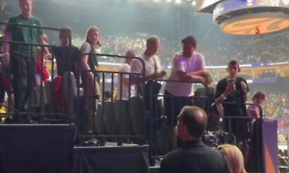 «Το ξέρει η μητέρα σου ότι είσαι εδώ;»: Φραστικό επεισόδιο Μπαρτζώκα με φίλο του Παναθηναϊκού