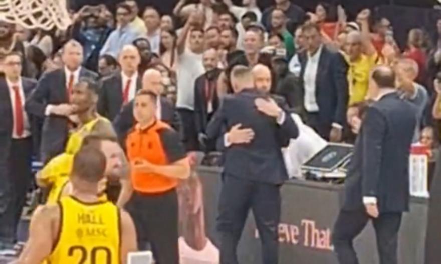 Μονακό-Φενέρ: Η αγκαλιά Γιασικεβίτσιους-Σπανούλη μετά τον τελικό της Ευρωλίγκας