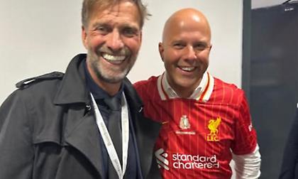 Το παρελθόν και το μέλλον της Λίβερπουλ σε μια φωτογραφία: Κλοπ και Σλοτ αγκαλιά μετά τη φιέστα στο Άνφιλντ!