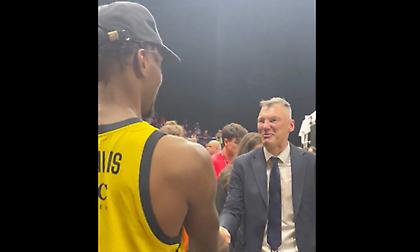 Απίστευτη συγχαρητήρια χειραψία του Σάρας με τον Ντέιβις μετά την κατάκτηση της Ευρωλίγκας