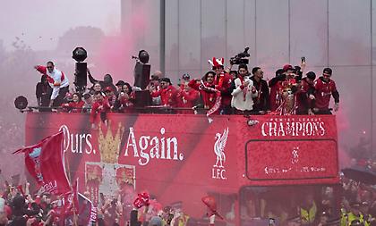 Με Κλοπ και με… εκατοντάδες χιλιάδες οπαδούς το Λίβερπουλ έγινε κατακκόκκινο για το 20ό πρωτάθλημα!