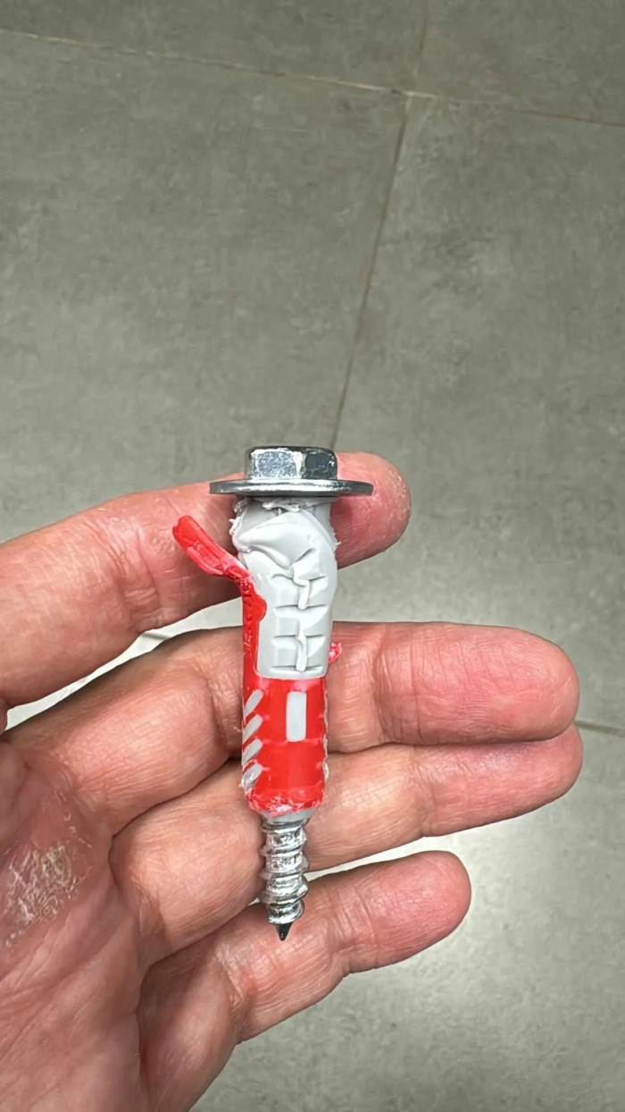 Χαμός στο Μπουντούτσνοστ-Ερυθρός και διακοπή λόγω ρίψης αντικειμένων