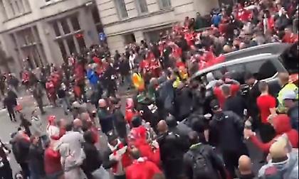 Η σοκαριστική στιγμή που το όχημα πέφτει πάνω στους οπαδούς της Λίβερπουλ!