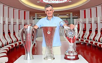 Ο Μεντιλίμπαρ τιμάται με γλυπτό, χορούς και φιλικό αγώνα από την πρώτη ομάδα που προπόνησε!