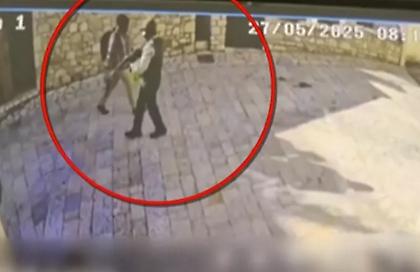 Βίντεο ντοκουμέντο από τη ληστεία στα Καλάβρυτα - Πυροβόλησε στον αέρα με καλάσνικοφ ο ένας δράστης