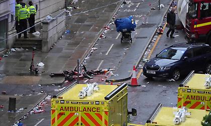 Ο οδηγός του οχήματος που έπεσε στους οπαδούς της Λίβερπουλ βρήκε δίοδο με ένα... ασθενοφόρο!