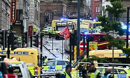 Λίβερπουλ: 27 άνθρωποι διακομίσθηκαν στο νοσοκομείο, ένα παιδί και ένας ενήλικος με σοβαρά τραύματα