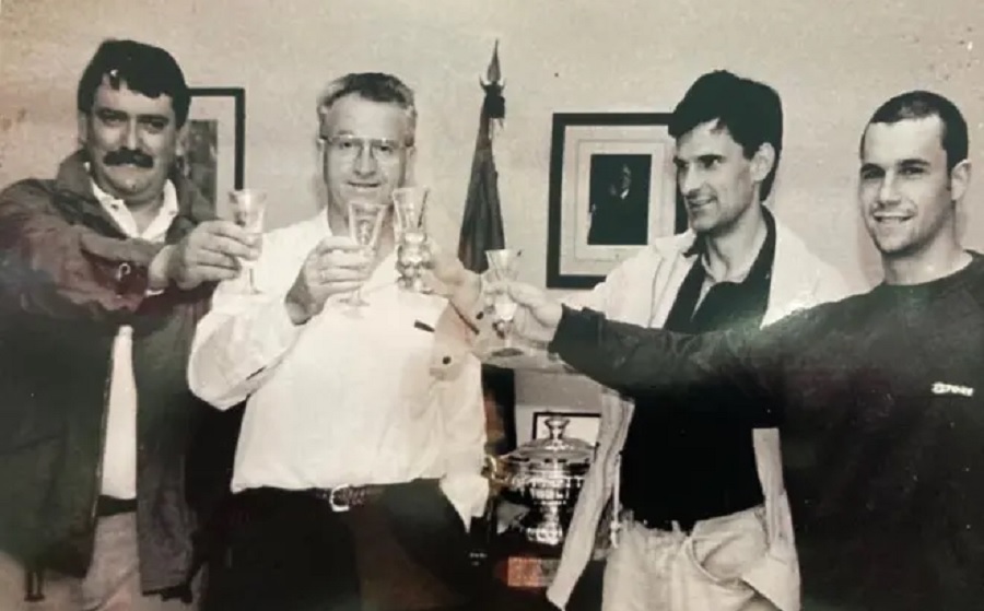 Μεντιλίμπαρ: Γιορτή προς τιμήν του με γλυπτό από την πρώτη ομάδα που προπόνησε!