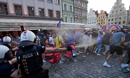 Άγρια επεισόδια στο Βρότσλαβ μεταξύ οπαδών Μπέτις και Τσέλσι πριν τον τελικό του Conference!
