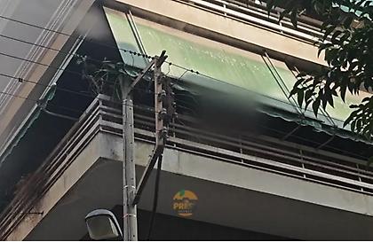 Φωτιά στην Καλλιθέα: Εγκλωβίστηκε ηλικιωμένος στο μπαλκόνι, φώναζε ότι θα πηδήξει