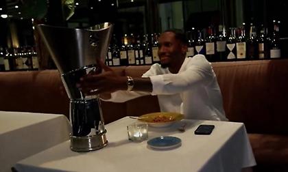 Ήπιε μαρτίνι στην κούπα και… την είπε στους αμφισβητίες ο Χέιζ-Ντέιβις: «Τι ακούγεται καλύτερο, πρωταθλητής ή MVP;»